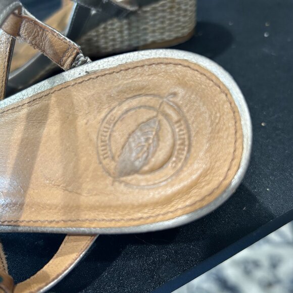 Nurture Gold Roses Sandals Size 7.5 - Picture 2 of 5